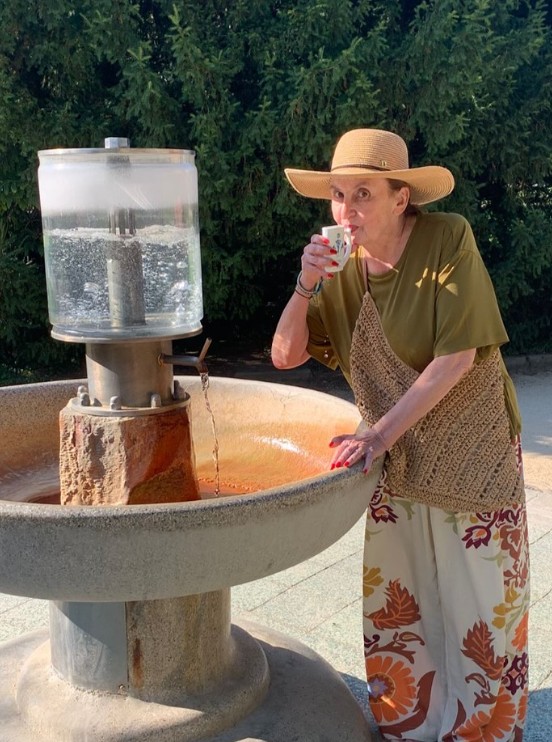 Eva Holubová u pramene Dr. Šťastného Eva Holubová u pramene Dr. Šťastného