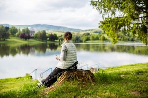Meditace u přehrady