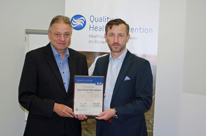 Dipl.Ing. Martin Plachý (rechts) übernahm die Auszeichnung von Joachim Lieber, den Vorsitzenden der europäischen Organisation Quality in Health Prevention.
